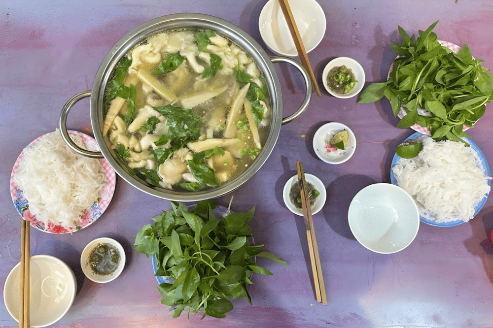 Những lát thịt gà vàng óng nổi bật giữa nước dùng sôi sùng sục, hứa hẹn một món ăn hấp dẫn (Nguồn: Kha Ngô - Google Map)